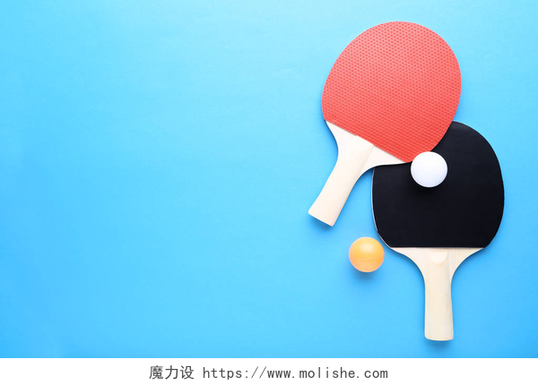 蓝色背景两个球拍和乒乓球在蓝色背景的球网球拍